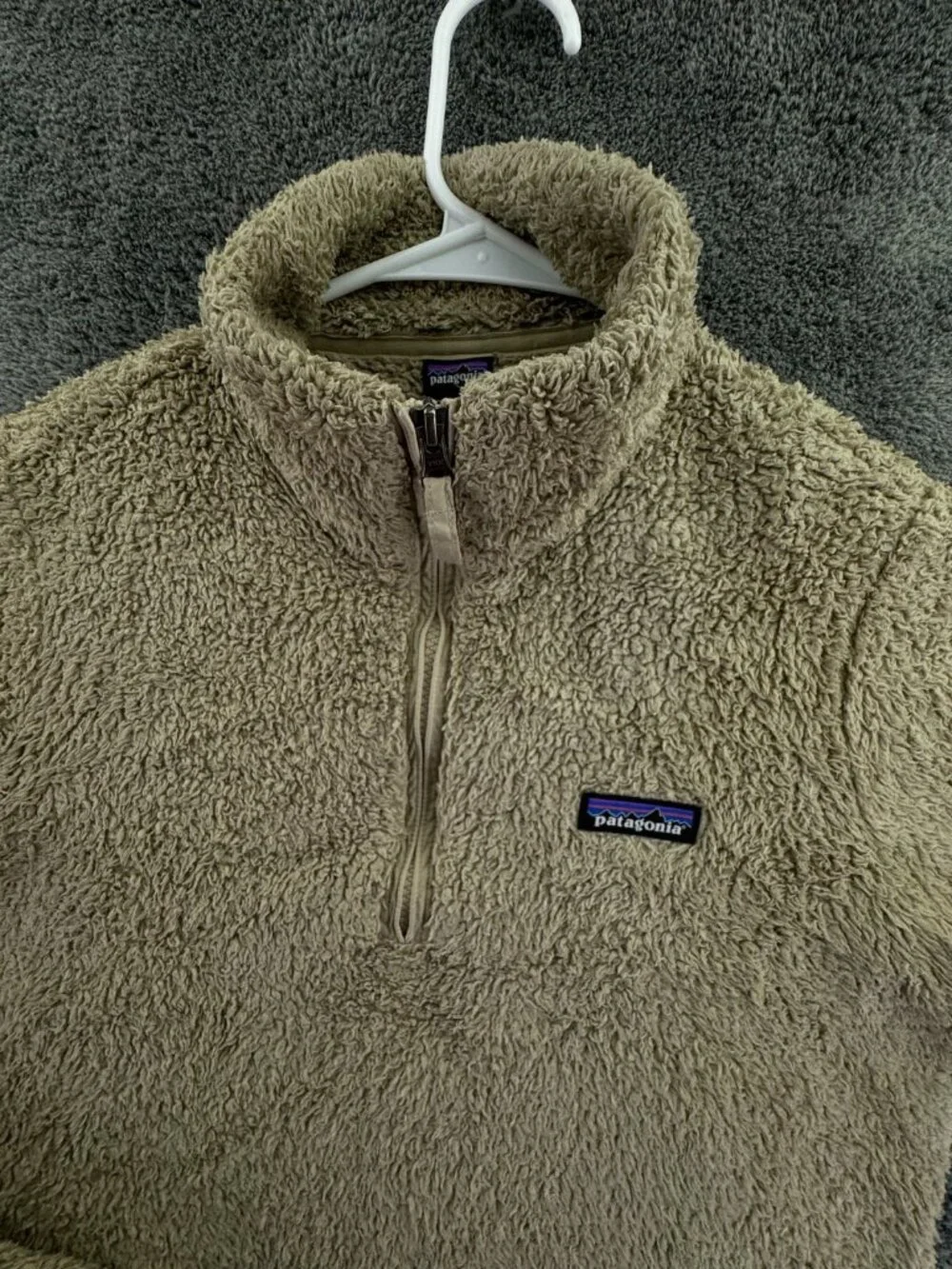 Patagonia Women’s Jacket Adult Medium Beige Fuzzy Soft 1/4 Zip Pullover Logo